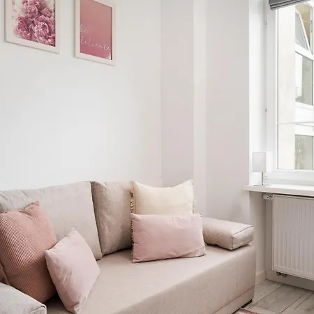 Tamka Powisle Pink By Bookinghost Varšava