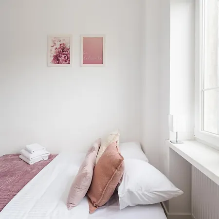 Daire Tamka Powisle Pink By Bookinghost Varşova