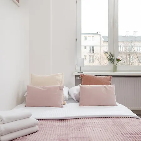 Tamka Powisle Pink By Bookinghost Warszawa